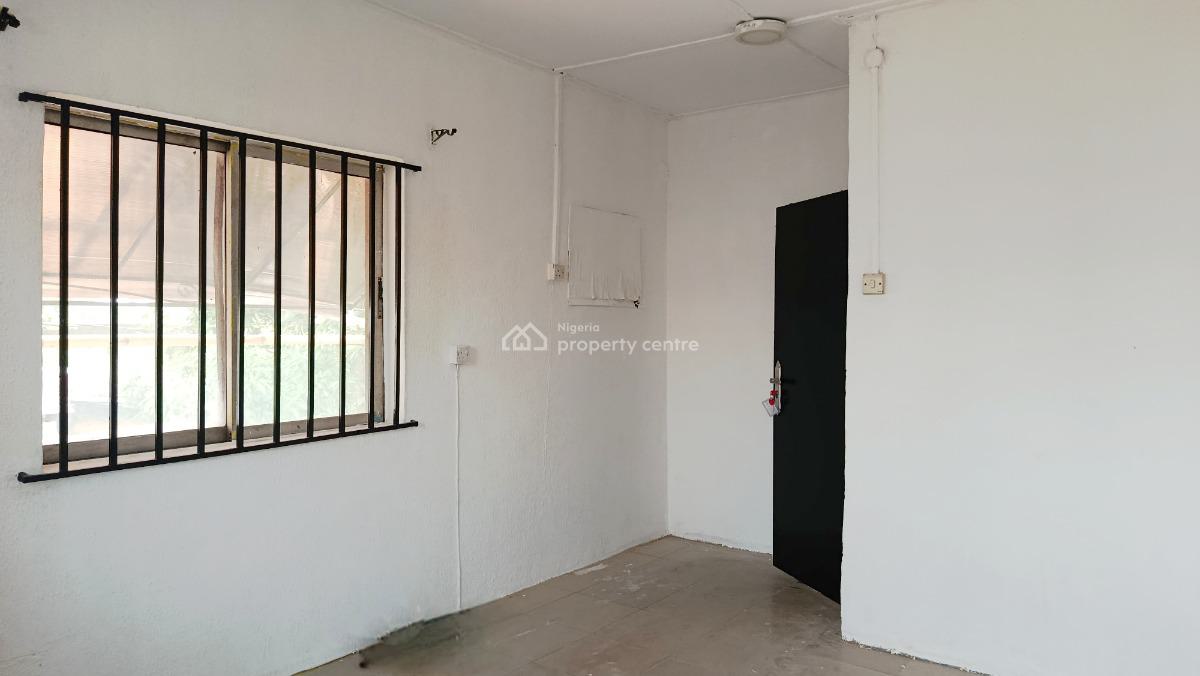 2 Bedroom Flat, Upstairs, By Ogunmefun Street, Obanikoro, Shomolu, Lagos, Flat / Apartment for Rent