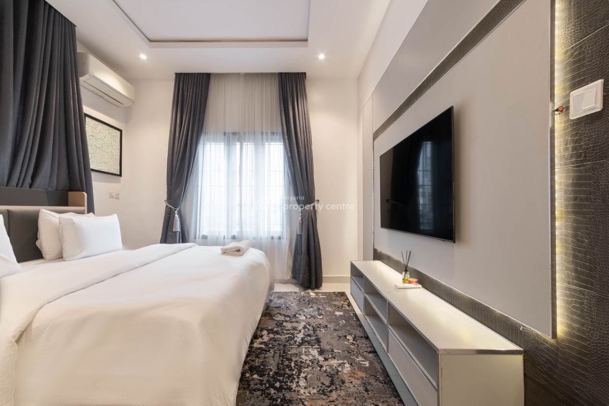 Cute 🥰 One Bedroom Apartment with a Rooftop Pool ‍️, Lekki Phase 1, Lekki, Lagos, Flat / Apartment Short Let