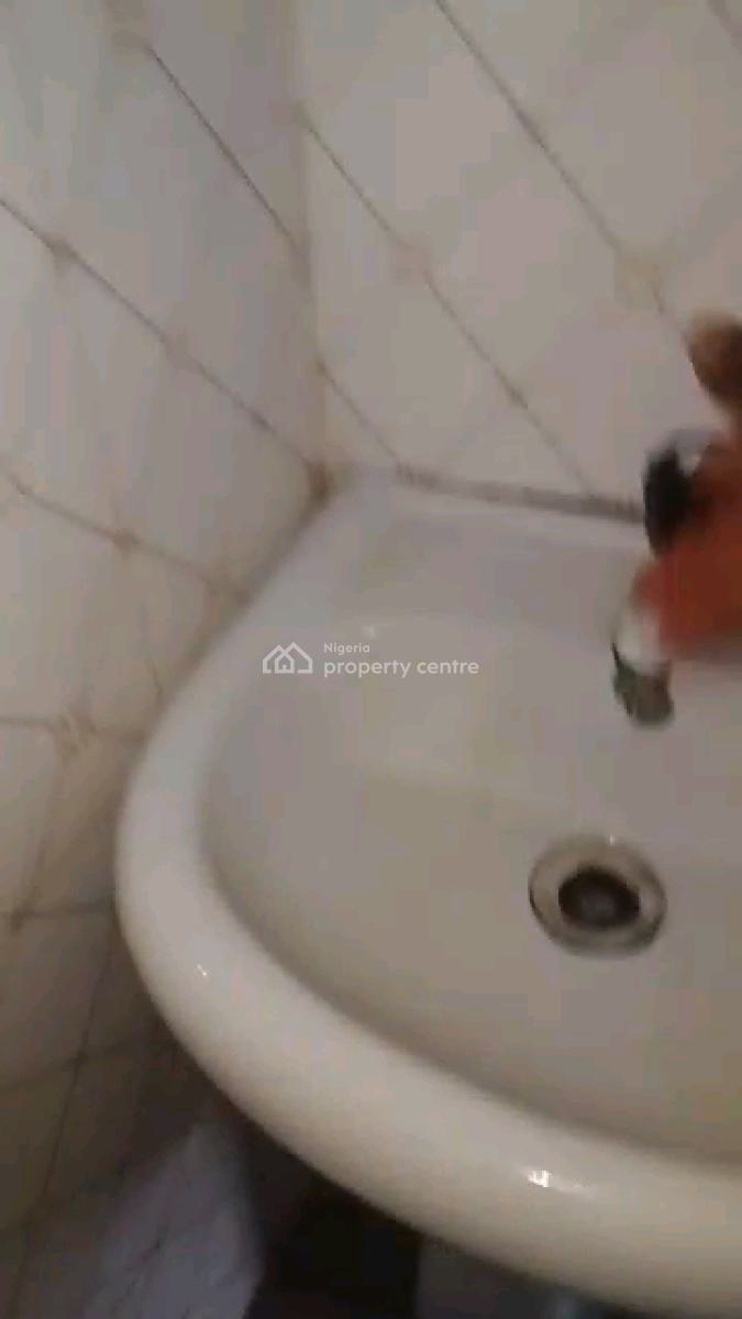 Executive 2 Bedroom, Close to Car Wash, Bariga Bus Stop, Oworonshoki, Shomolu, Lagos, Flat / Apartment for Rent