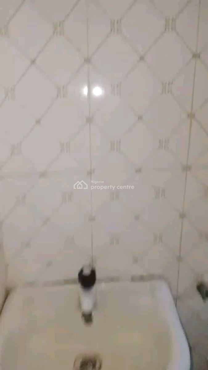 Executive 2 Bedroom, Close to Car Wash, Bariga Bus Stop, Oworonshoki, Shomolu, Lagos, Flat / Apartment for Rent