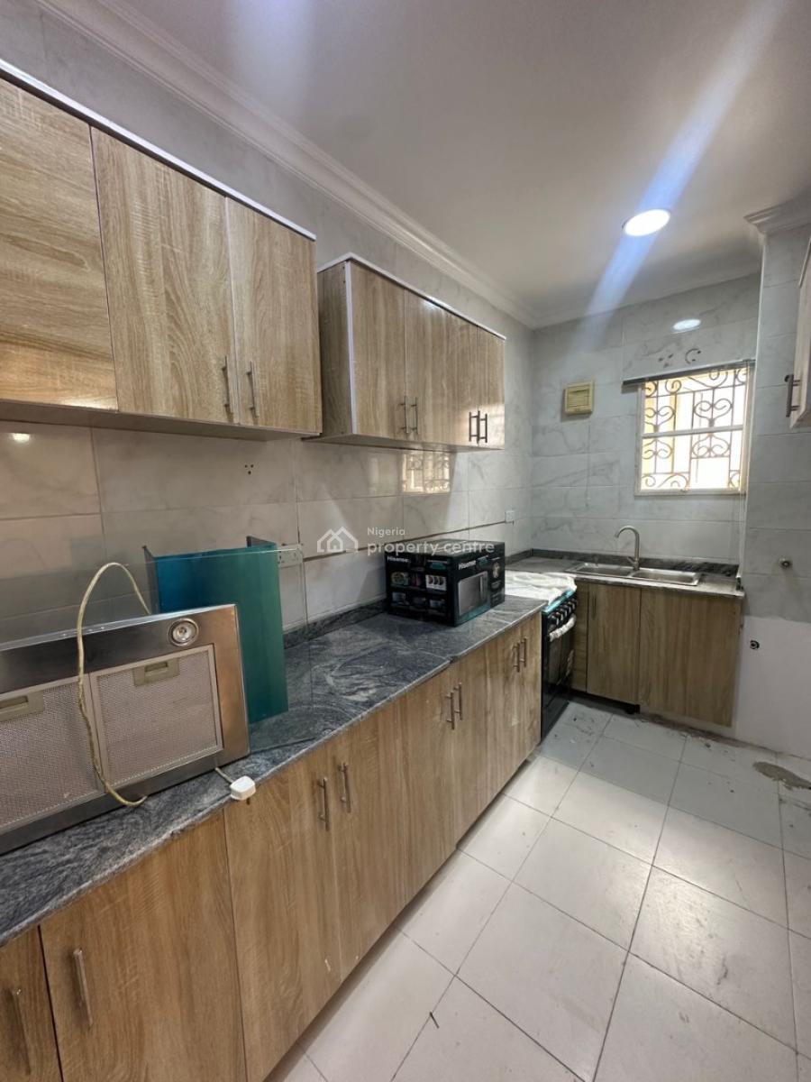 Spacious Well Maintained 2-bedroom Apartment, Lekki Phase 1, Lekki, Lagos, Flat / Apartment for Rent