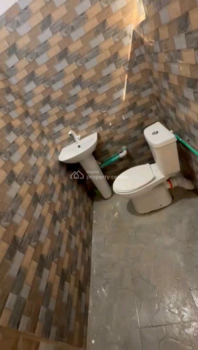 a Lovely and Standard 2bedroom Apartment, with All Rooms En-suite, Oloruntoyin Street, Oworonshoki, Shomolu, Lagos, Flat / Apartment for Rent