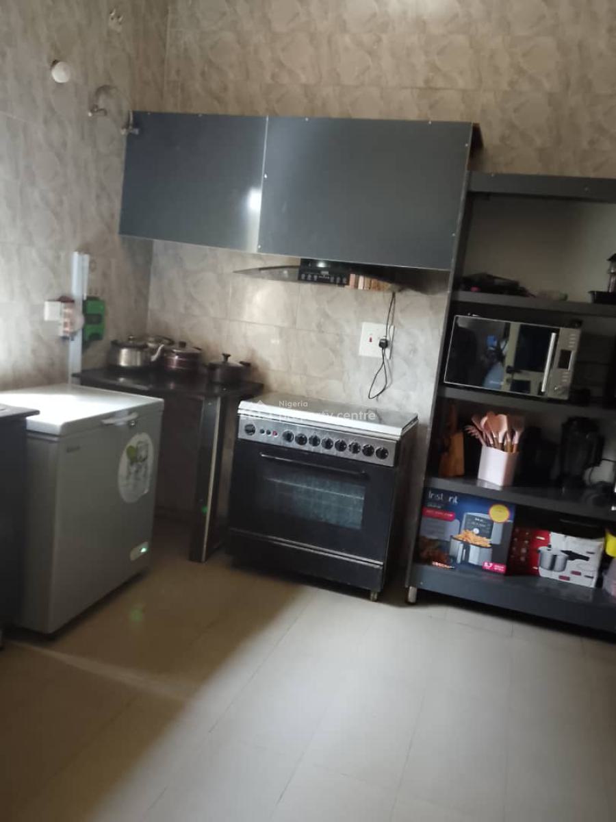 Distress, Five(5) Bedrooms Duplex with Two(2) Sitting Rooms, Behind Amac Market Lugbe Fha District Abuja, Lugbe District, Abuja, Detached Duplex for Sale