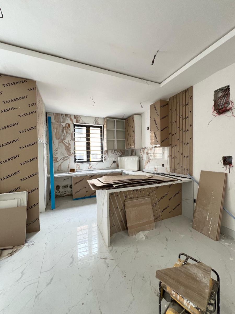 Spacious 2 Bedroom Apartment with Gym and Elevator Suitable for Invest, Lekki Phase 1, Lekki, Lagos, Flat / Apartment for Sale