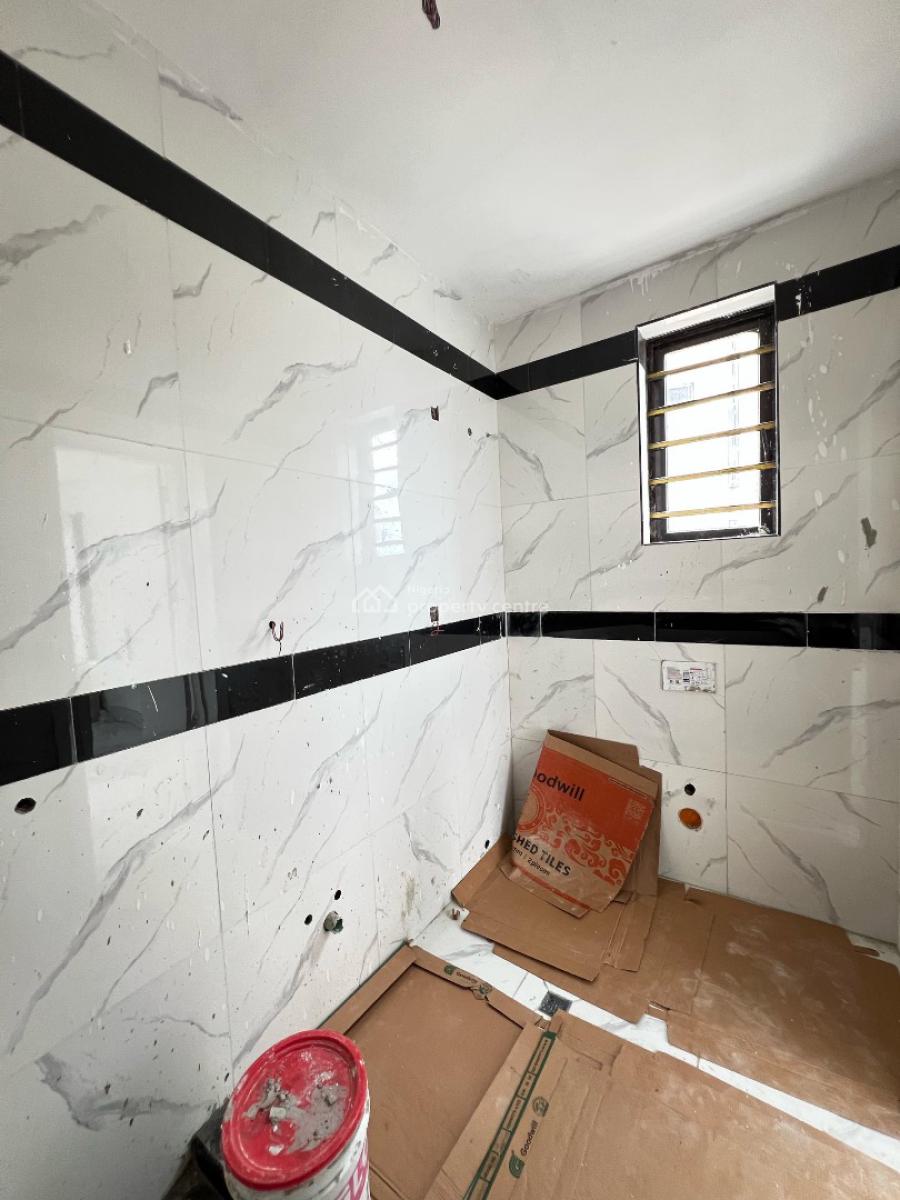 Spacious 2 Bedroom Apartment with Gym and Elevator Suitable for Invest, Lekki Phase 1, Lekki, Lagos, Flat / Apartment for Sale