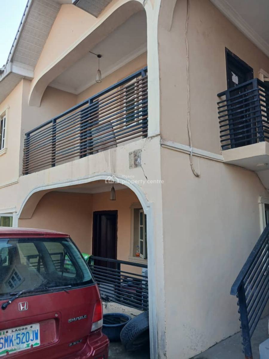 Spacious 3 Bedroom Apartment Upstairs, Ogombo, Lekki Phase 2, Lekki, Lagos, Flat / Apartment for Rent