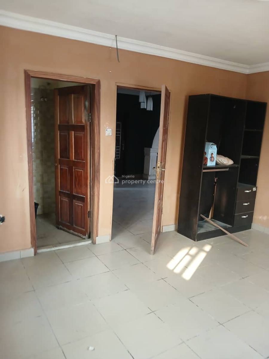 Spacious 3 Bedroom Apartment Upstairs, Ogombo, Lekki Phase 2, Lekki, Lagos, Flat / Apartment for Rent
