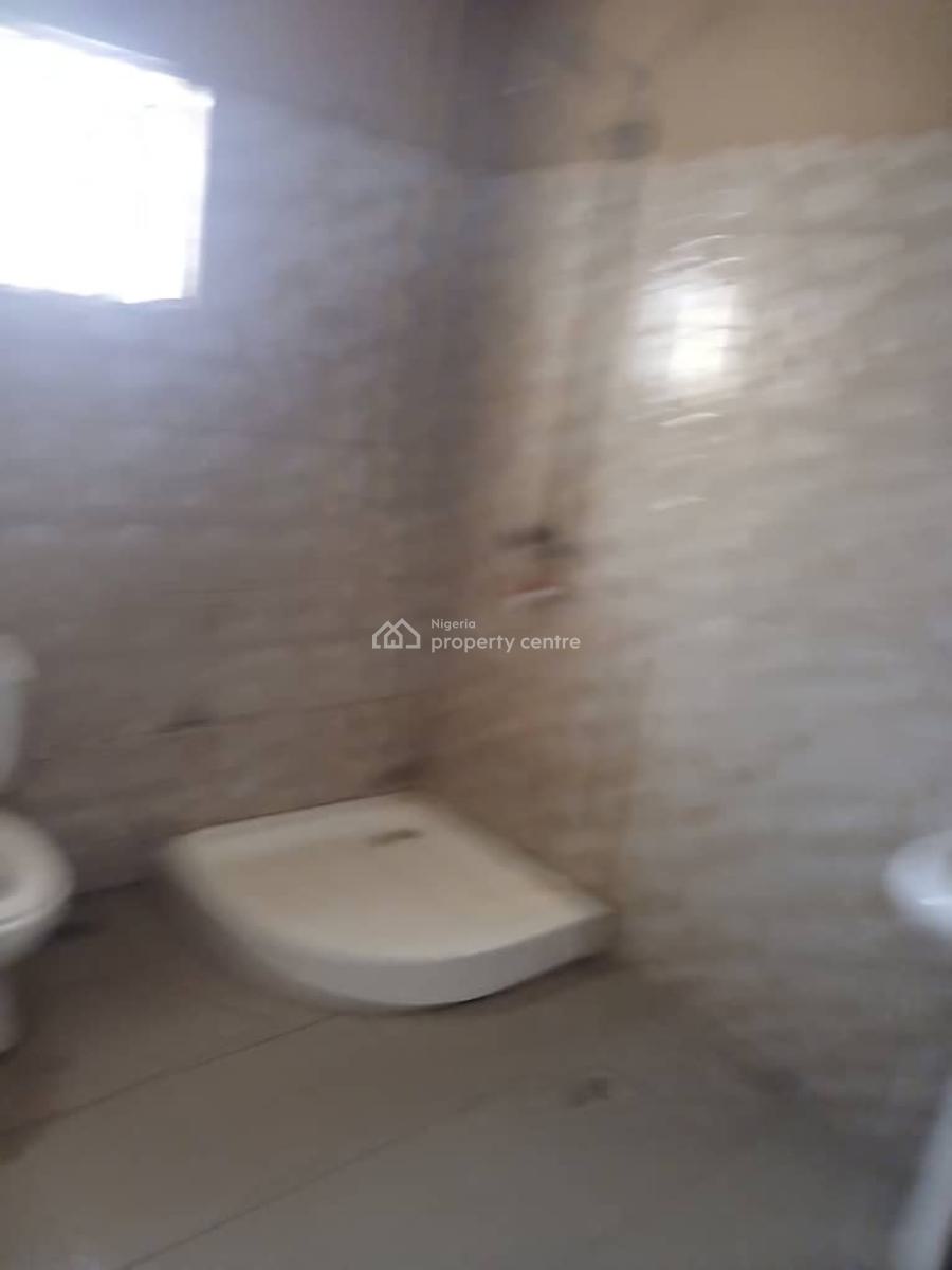 Spacious 3 Bedroom Apartment Upstairs, Ogombo, Lekki Phase 2, Lekki, Lagos, Flat / Apartment for Rent
