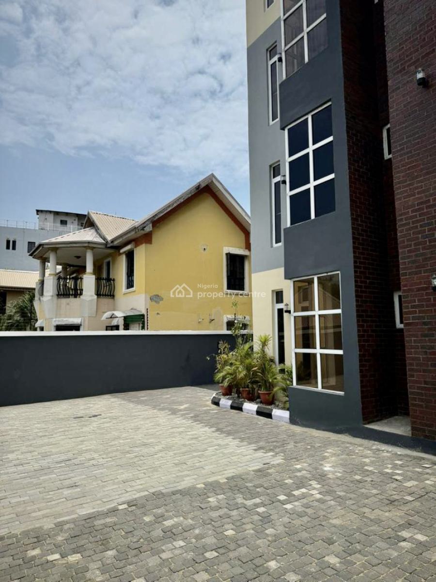 Distress Deal! Exquisite and Spacious 3 Bedroom Apartment, Chevron, Lekki, Lagos, Flat / Apartment for Sale