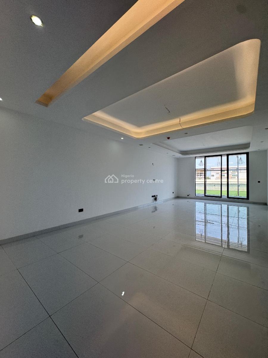 Spacious  2   Bedroom Apartment with Pool, Elevator & Bq, Lekki Phase 1, Lekki, Lagos, Flat / Apartment for Sale