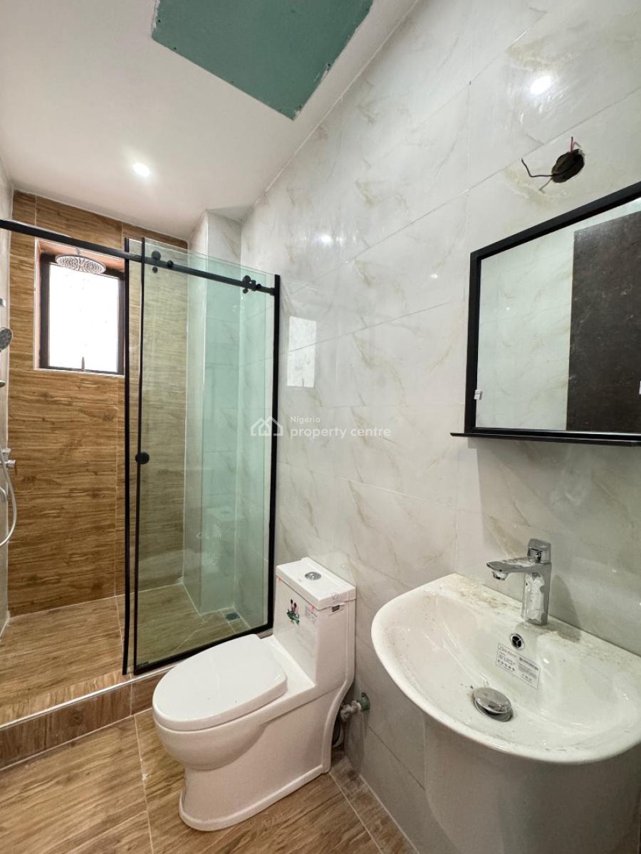 Spacious  2   Bedroom Apartment with Pool, Elevator & Bq, Lekki Phase 1, Lekki, Lagos, Flat / Apartment for Sale