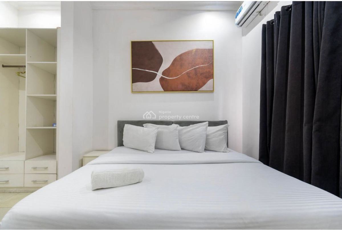 Luxurious and Cozy 3 Bedrooms Apartment in a Serene Location, Lekki, Lagos, Flat / Apartment Short Let