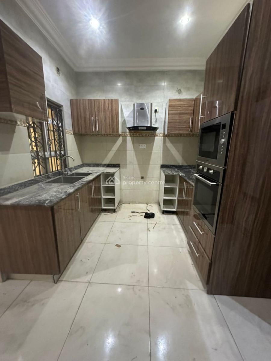 Newly Renovated 3 Bedrooms Apartments No Bq, Lekki Phase 1, Lekki, Lagos, Flat / Apartment for Rent
