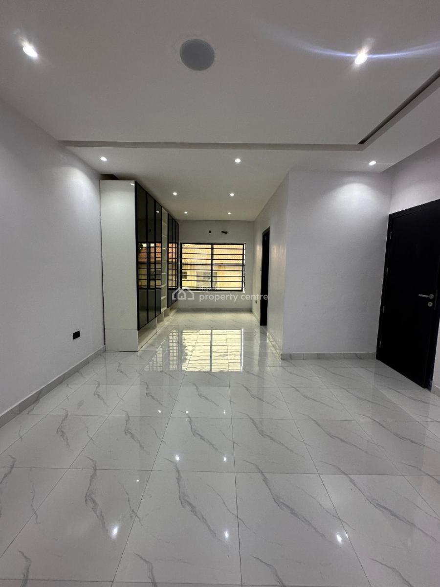 Fully Serviced Spacious 2  Bedroom Apartment in a Well Secured Locatio, Lekki Phase 1, Lekki, Lagos, Flat / Apartment for Sale