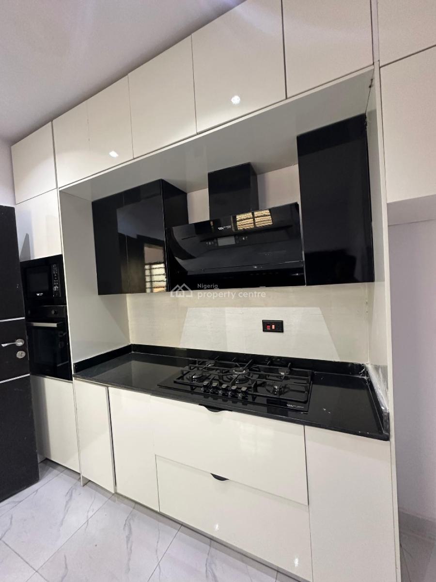 Fully Serviced Spacious 2  Bedroom Apartment in a Well Secured Locatio, Lekki Phase 1, Lekki, Lagos, Flat / Apartment for Sale