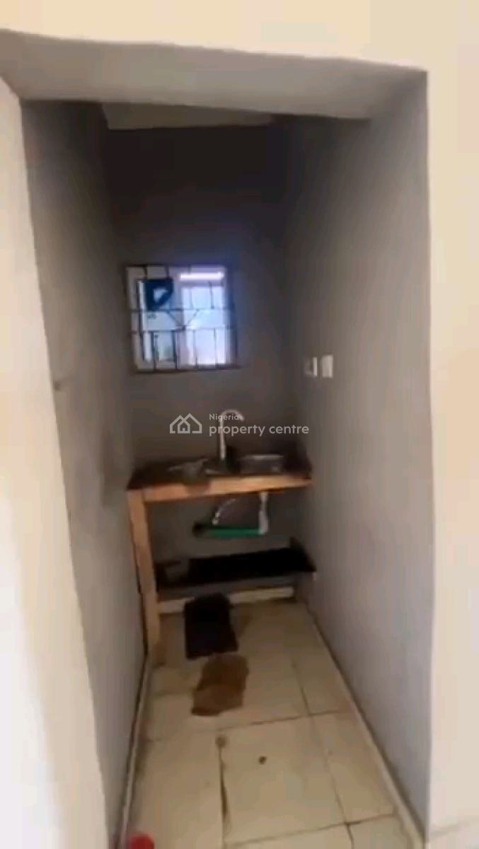 Mini Flat. Up Floor, Off Pedro Road, Shomolu, Lagos, Mini Flat (room and Parlour) for Rent