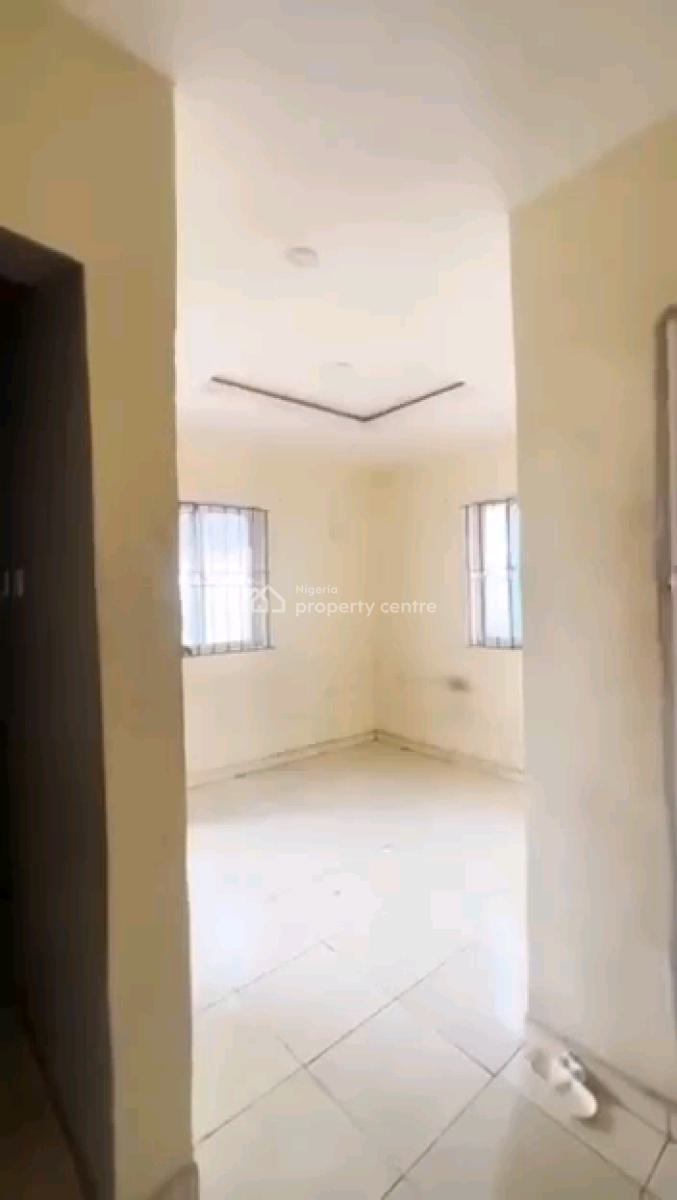 Mini Flat. Up Floor, Off Pedro Road, Shomolu, Lagos, Mini Flat (room and Parlour) for Rent
