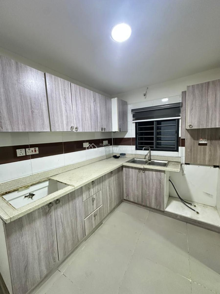 Clean and Spacious Ensuite Two Bedroom Apartment, Lekki Phase 1, Lekki, Lagos, Flat / Apartment for Rent