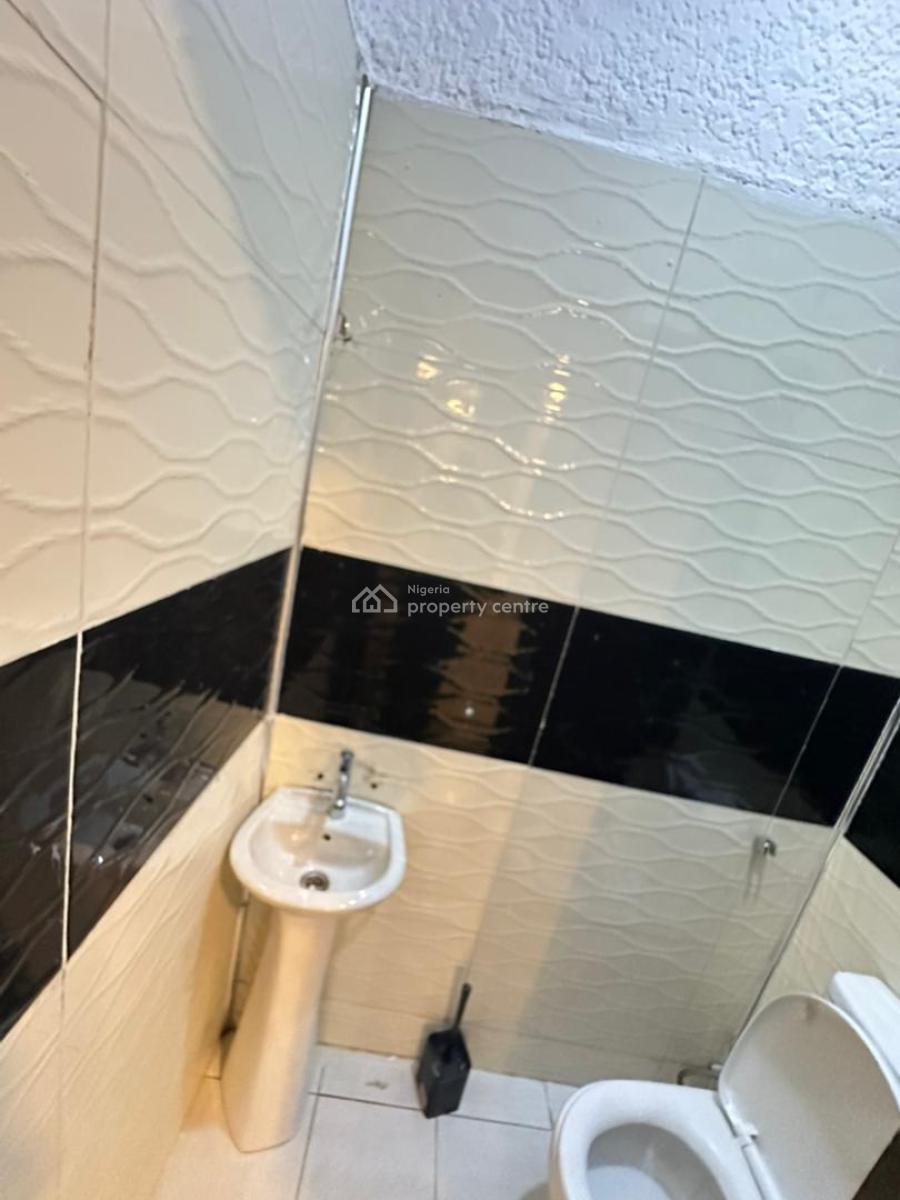 Clean and Spacious Ensuite Two Bedroom Apartment, Lekki Phase 1, Lekki, Lagos, Flat / Apartment for Rent