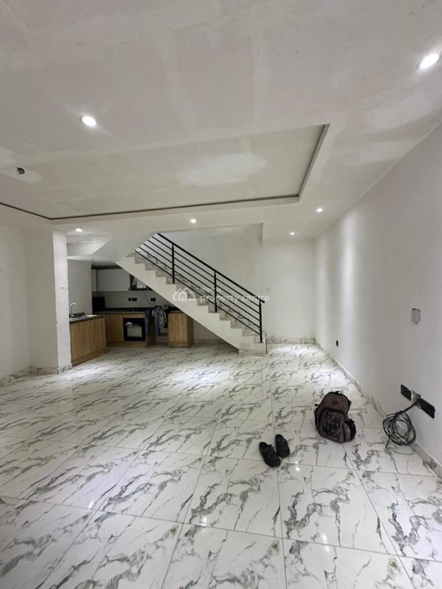 Spaciously Built 2 Bedroom Terrace Duplex with Swimming Pool & Gym, Lekki Phase 1, Lekki, Lagos, Flat / Apartment for Rent
