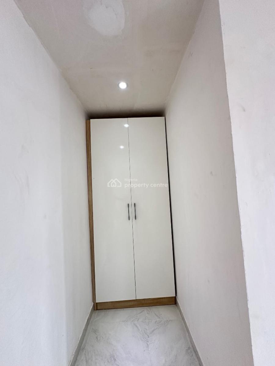 Spaciously Built 2 Bedroom Terrace Duplex with Swimming Pool & Gym, Lekki Phase 1, Lekki, Lagos, Flat / Apartment for Rent