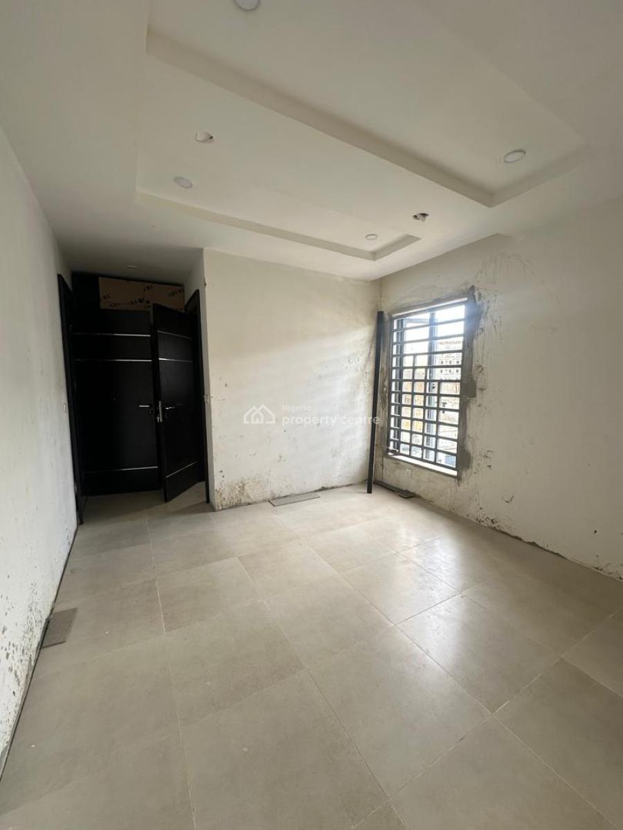 Well Spacious  4 Bedroom Apartment, Lekki Phase 1, Lekki, Lagos, Flat / Apartment for Sale