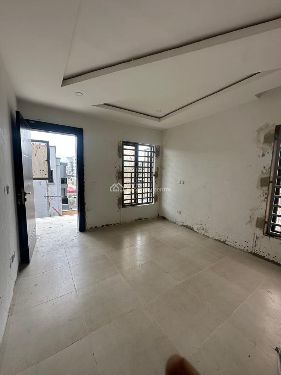 Well Spacious  4 Bedroom Apartment, Lekki Phase 1, Lekki, Lagos, Flat / Apartment for Sale