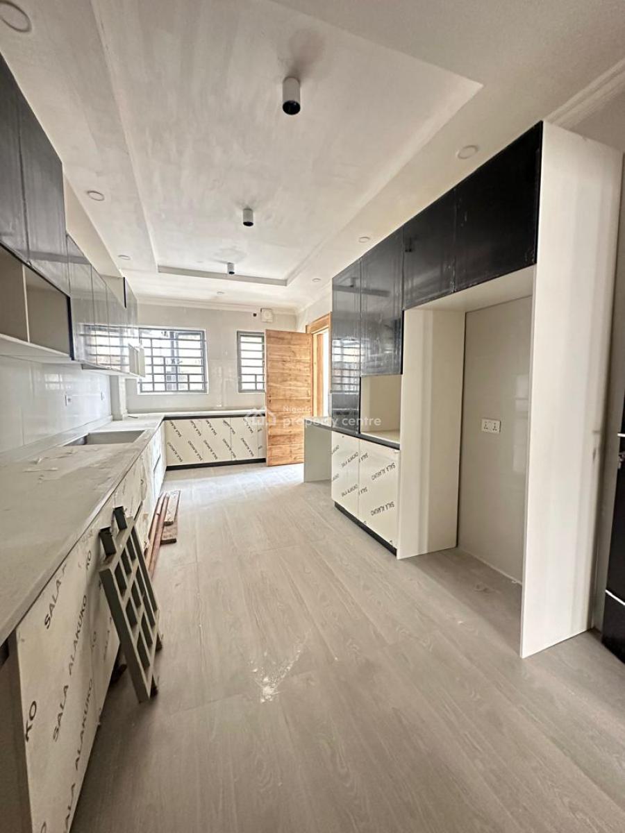 Well Spacious  4 Bedroom Apartment, Lekki Phase 1, Lekki, Lagos, Flat / Apartment for Sale