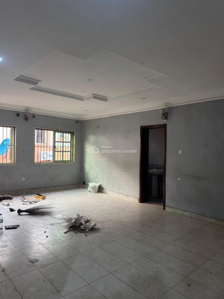 Spacious 3 Bedroom Flat, Gra Phase 1, Magodo, Lagos, Flat / Apartment for Rent