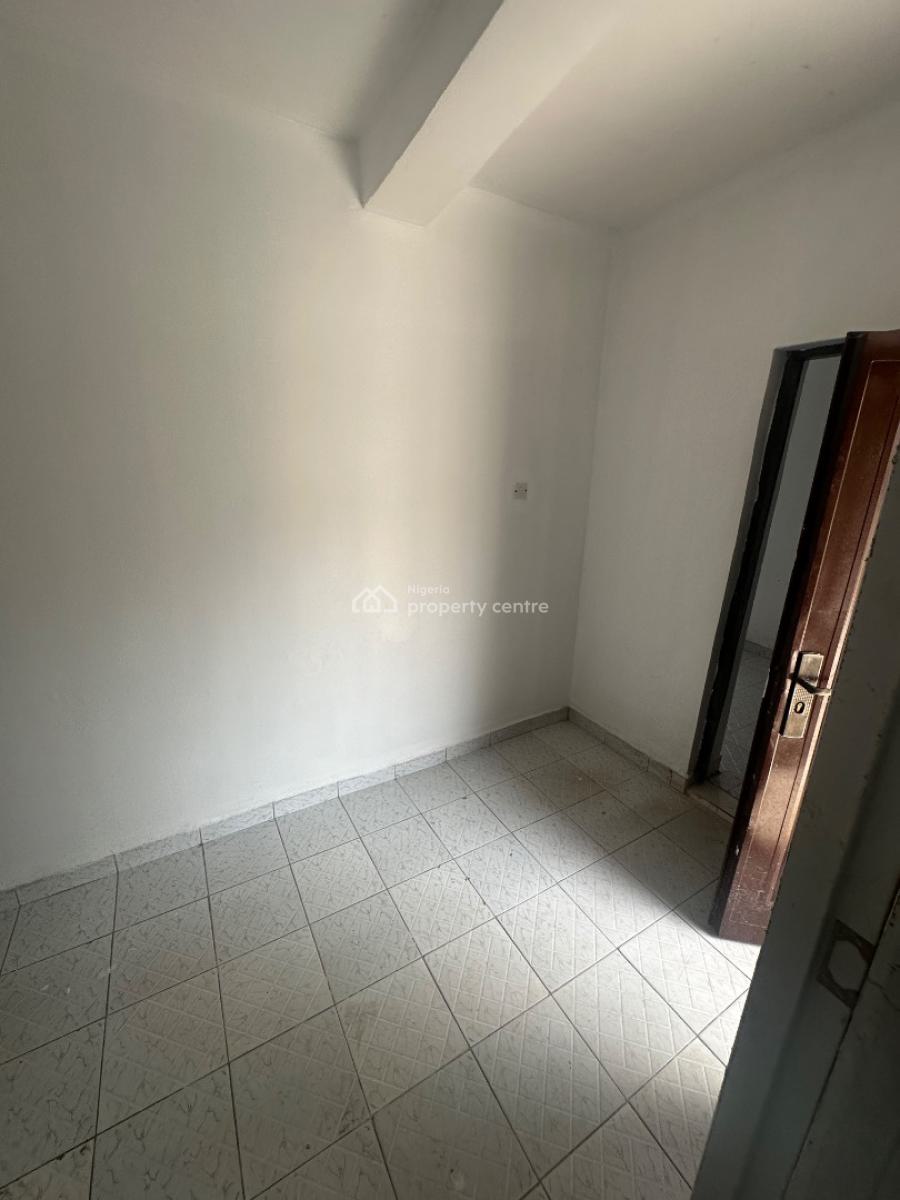 Two Bedroom Apartment in a Good Location, 3rd Avenue, Gwarinpa, Abuja, Flat / Apartment for Rent