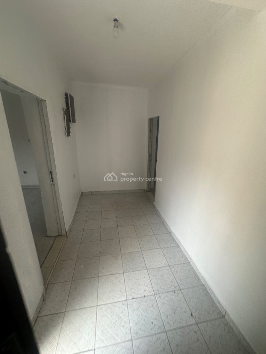 Two Bedroom Apartment in a Good Location, 3rd Avenue, Gwarinpa, Abuja, Flat / Apartment for Rent