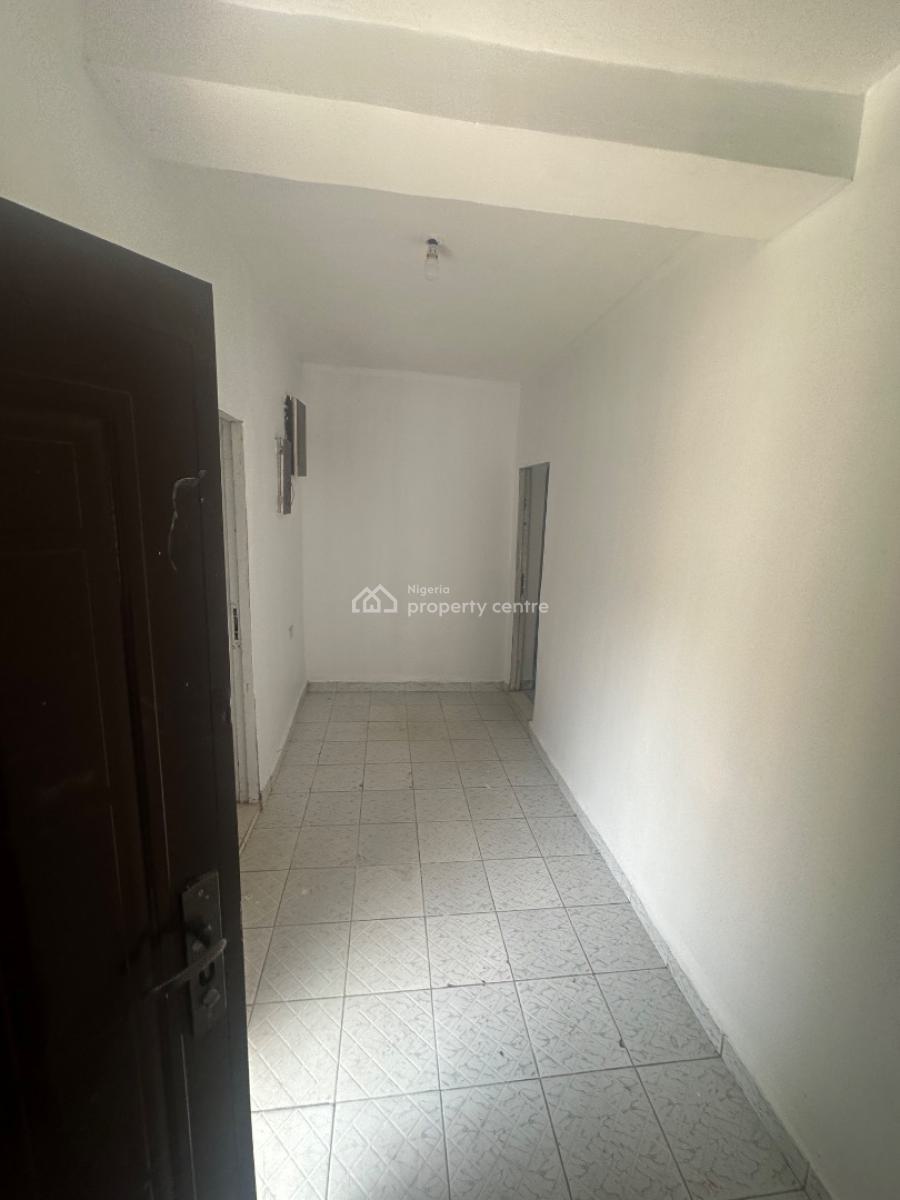 Two Bedroom Apartment in a Good Location, 3rd Avenue, Gwarinpa, Abuja, Flat / Apartment for Rent