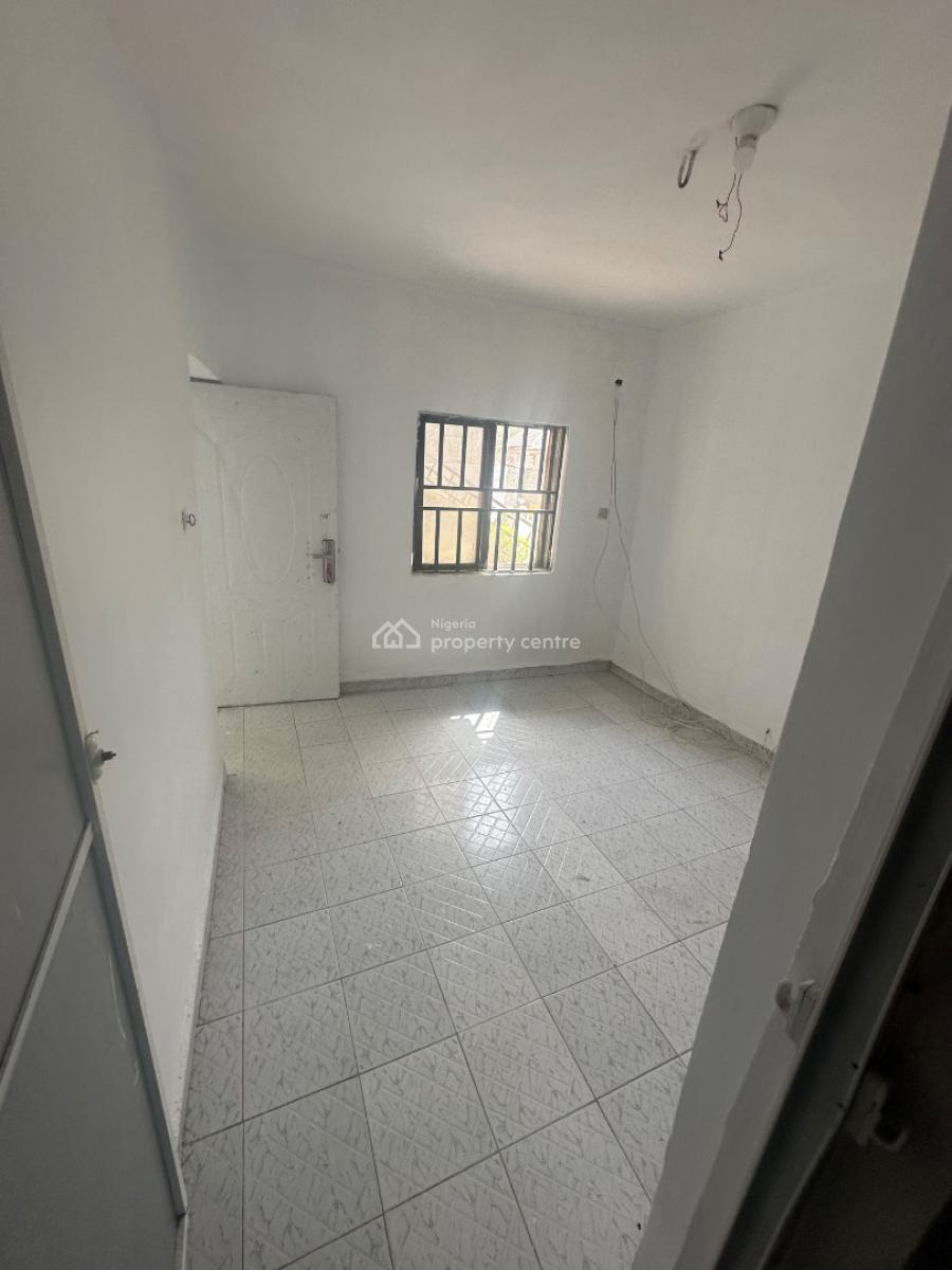 Two Bedroom Apartment in a Good Location, 3rd Avenue, Gwarinpa, Abuja, Flat / Apartment for Rent