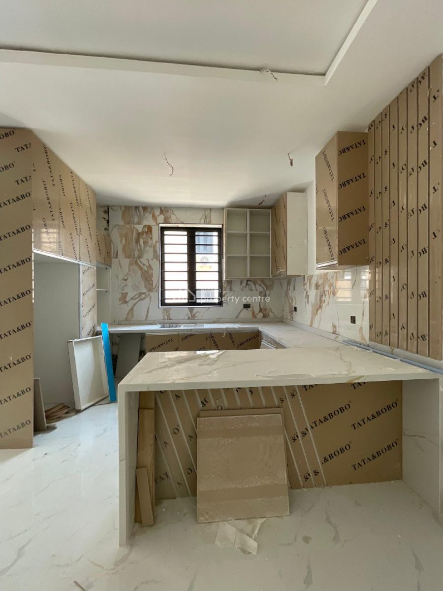 Spacious 2 Bedroom Apartment with Gym and Elevator Suitable for Invest, Lekki Phase 1, Lekki, Lagos, Flat / Apartment for Sale