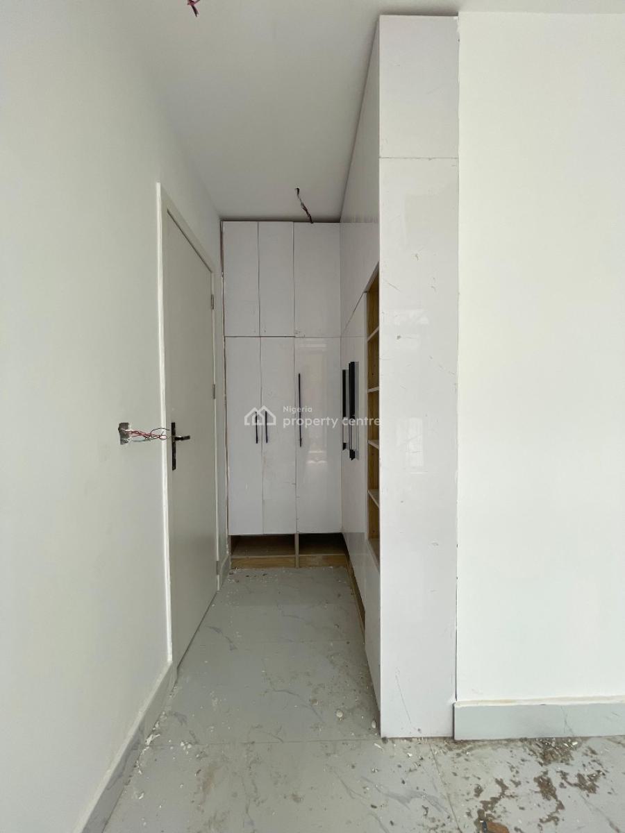 Spacious 2 Bedroom Apartment with Gym and Elevator Suitable for Invest, Lekki Phase 1, Lekki, Lagos, Flat / Apartment for Sale