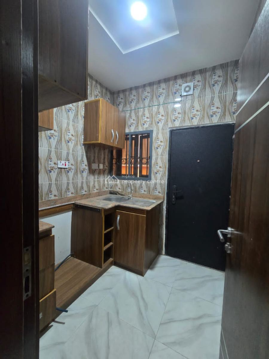 Well Renovated Self Serviced 3 Bedroom Flat in a Secured Location, Lekki Phase 1, Lekki, Lagos, Flat / Apartment for Rent