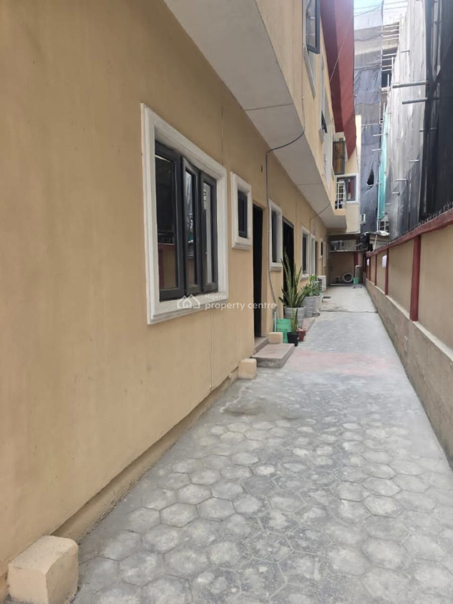 Well Renovated Self Serviced 3 Bedroom Flat in a Secured Location, Lekki Phase 1, Lekki, Lagos, Flat / Apartment for Rent