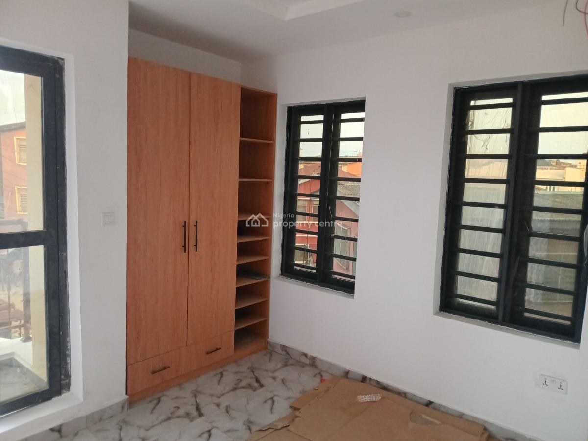 Berryblast 2 Bedrooms Flat, Olonode Street, Yaba, Lagos, Flat / Apartment for Rent