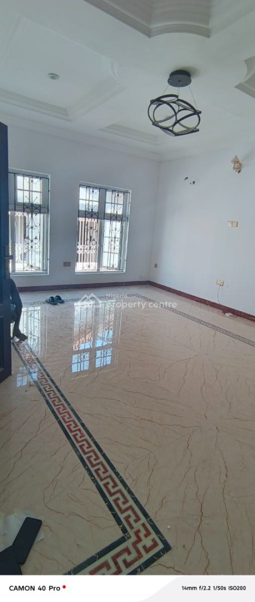 Clean and Well Maintain 3 Bedroom Flat, Taiye Olowu Street Off Admiralty Way, Lekki Phase 1, Lekki, Lagos, Flat / Apartment for Rent