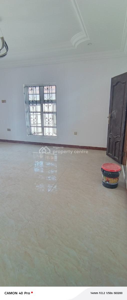 Clean and Well Maintain 3 Bedroom Flat, Taiye Olowu Street Off Admiralty Way, Lekki Phase 1, Lekki, Lagos, Flat / Apartment for Rent