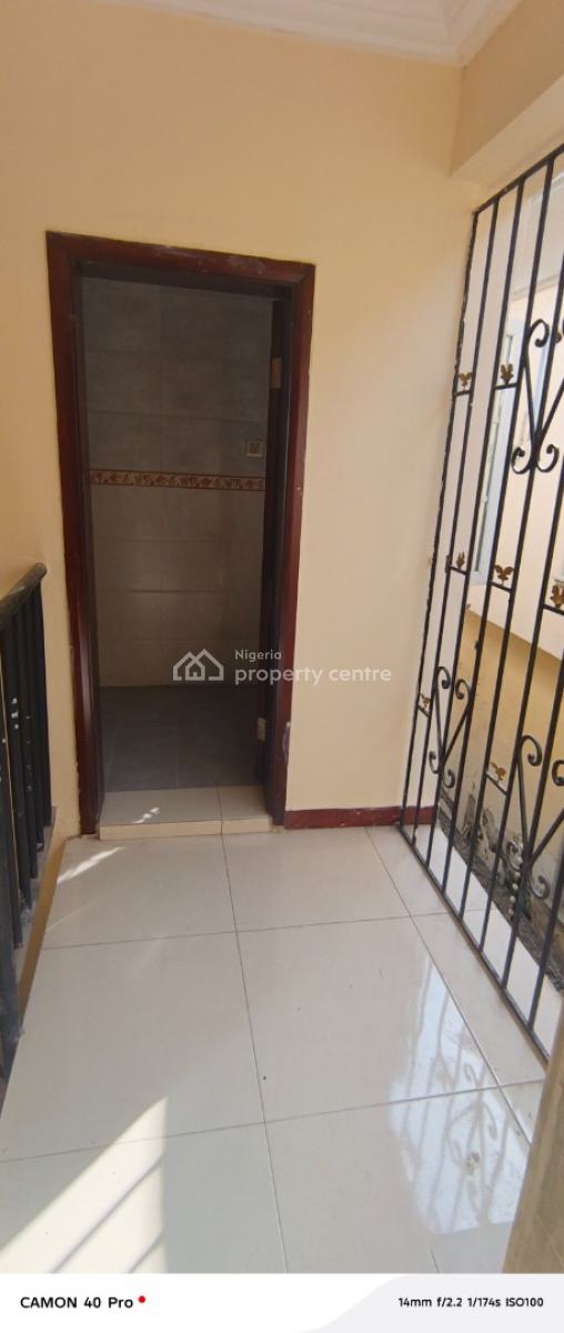 Clean and Well Maintain 3 Bedroom Flat, Taiye Olowu Street Off Admiralty Way, Lekki Phase 1, Lekki, Lagos, Flat / Apartment for Rent