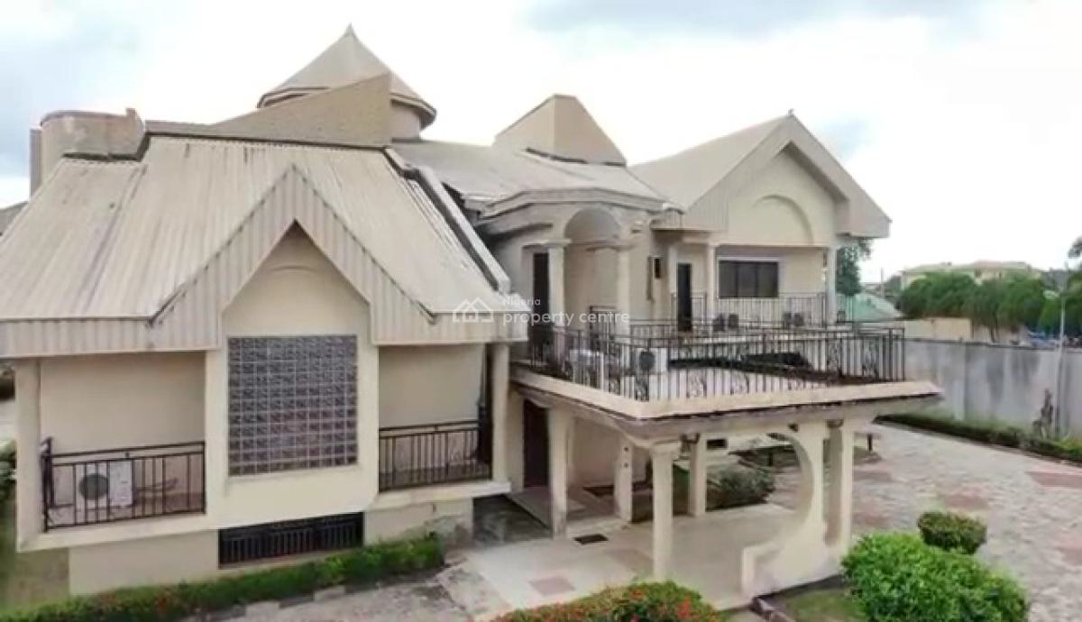 7 Flats of 3 Bedrooms  Bungalow with 2 Living Rooms on a 200ft By 200ft, First Ugbor Road, Gra, Benin, Oredo, Edo, House for Sale