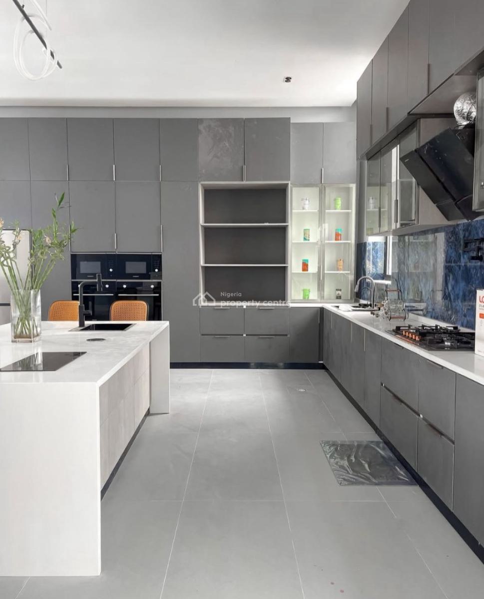 7 Bedrooms En-suite > 2 Bedroom Bq > Central Solar Water Heater > Swimming Pool, Asokoro District, Abuja, Detached Duplex for Sale