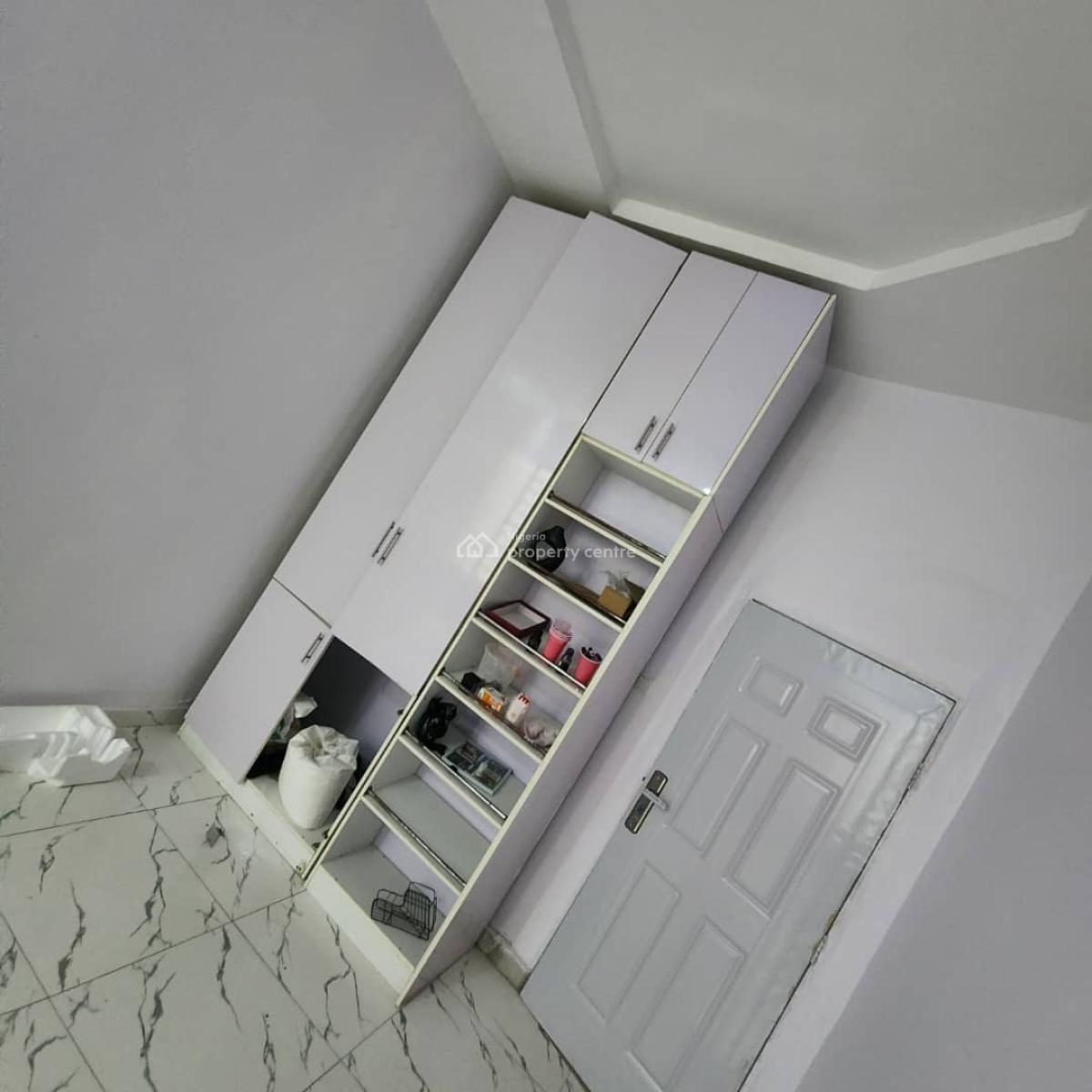 Single Room Upstairs in a Very Secured Estate Comes with a Very Spacious, Ikota, Lekki, Lagos, Self Contain (single Rooms) for Rent