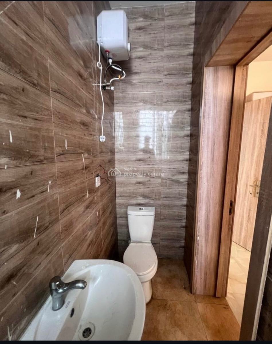 Well Built  2bedroom Apartment in Lekki in a Serviced Estate, Lekki, Lagos, Flat / Apartment for Sale