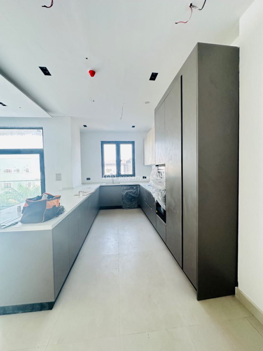 Spaciously Built 2 Bedroom Apartment with Pool, Gym & Elevator, Lekki Phase 1, Lekki, Lagos, Flat / Apartment for Sale