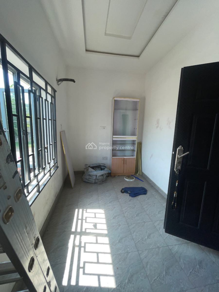 a Spacious Shop/ Office Space, Along Mobil Road Ilaje Ajah, Lekki, Lagos, Shop for Rent