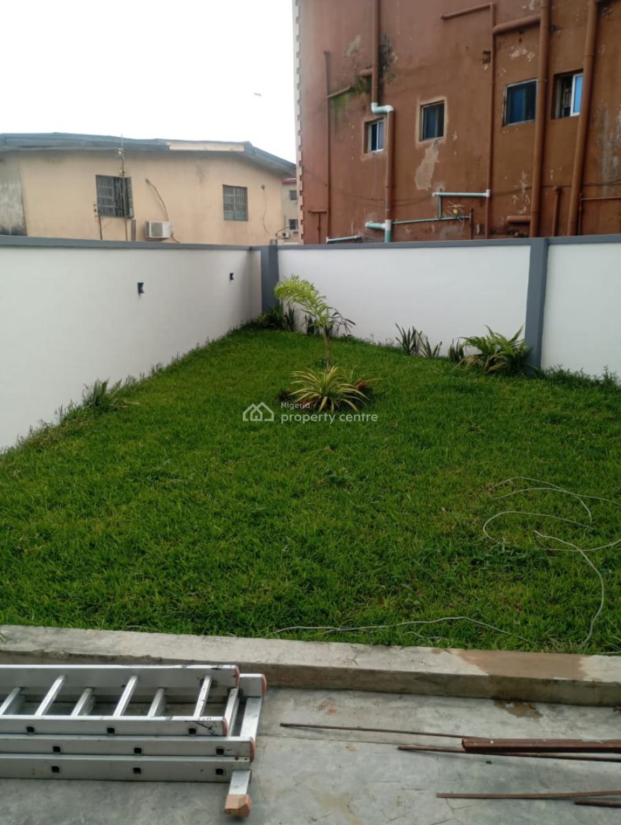 Executive 4-bedroom Semi-detached Duplex with Bq on 2 Floors, Obanikoro Estate, Obanikoro, Shomolu, Lagos, Semi-detached Duplex for Sale