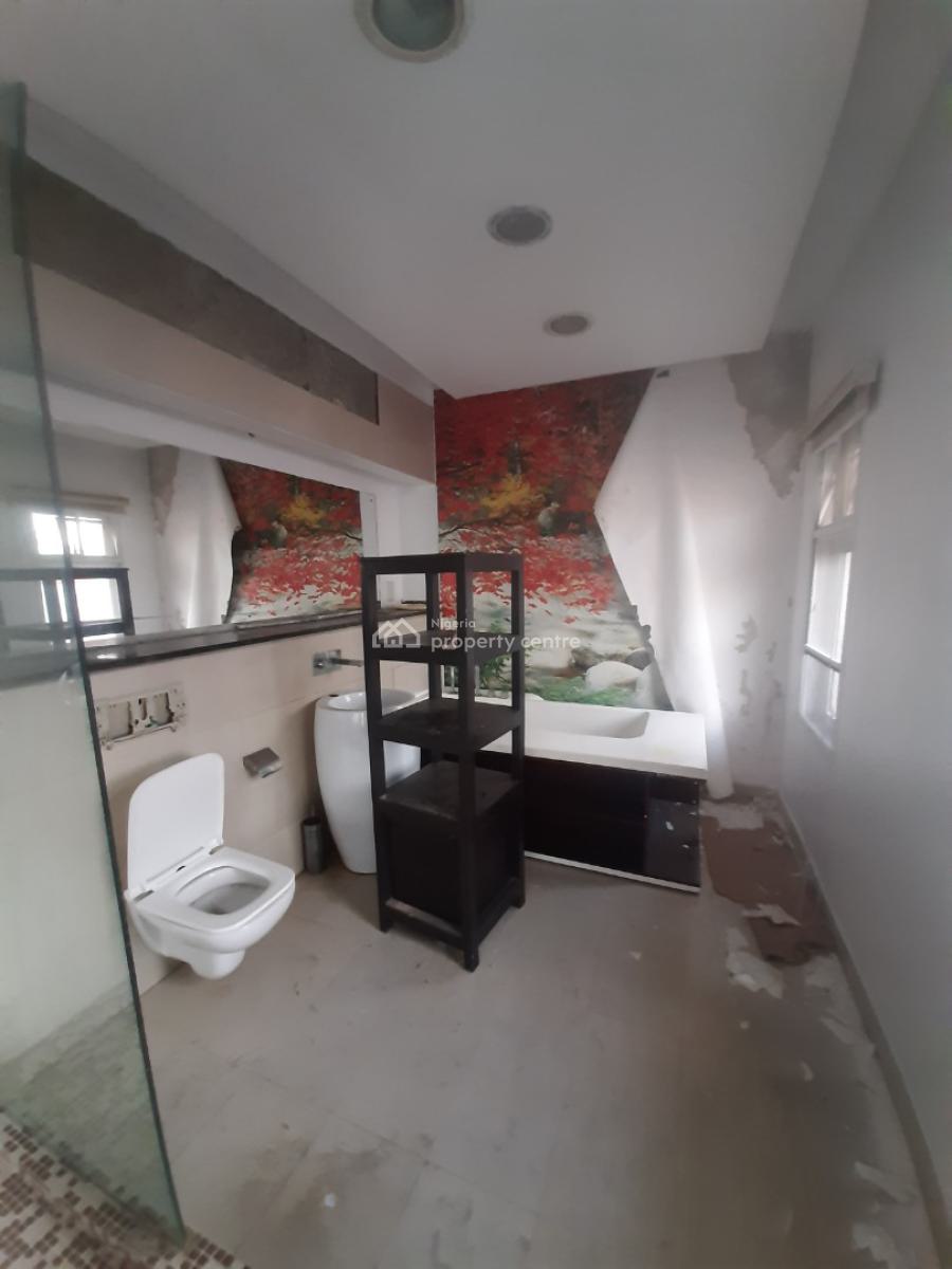 Newly Renovated and Serviced 2 Bedroom En-suite Penthouse with Fitted Kitchen, Lekki Phase 1, Lekki, Lagos, Flat / Apartment for Rent