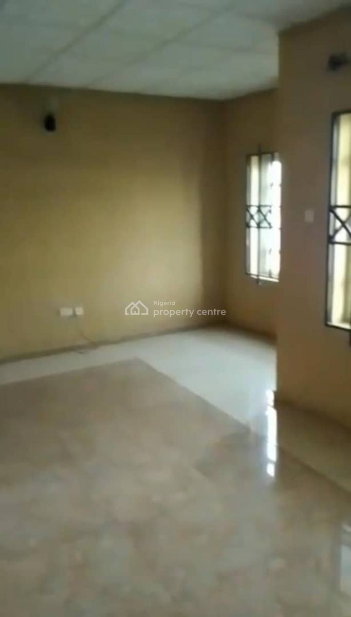 Lovely 3bedroom Flat, Off Anjorin ,close Street  Off Lawanson, Surulere, Lagos, Flat / Apartment for Rent